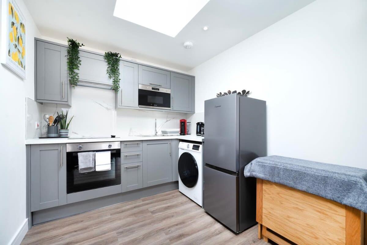 Cozy Single Level Flat With Parking Apartment เอนฟิลด์ ภายนอก รูปภาพ