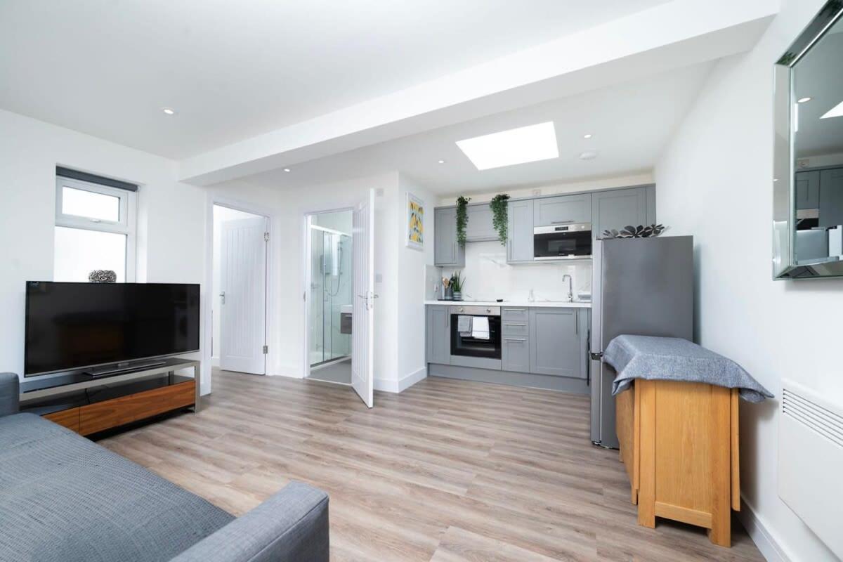 Cozy Single Level Flat With Parking Apartment เอนฟิลด์ ภายนอก รูปภาพ
