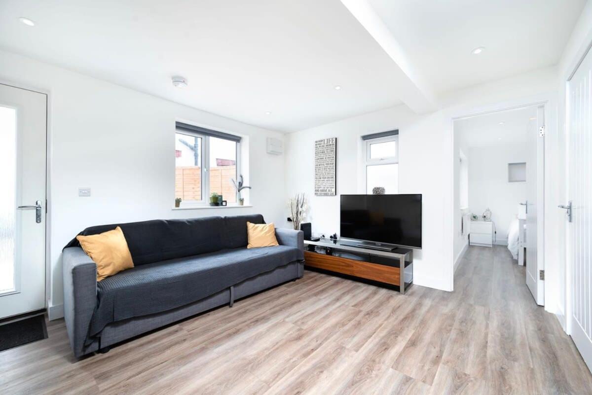 Cozy Single Level Flat With Parking Apartment เอนฟิลด์ ภายนอก รูปภาพ